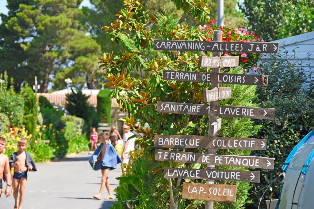 Les allées du Camping Cap Soleil près du Cap d'Agde, dans l'hérault.