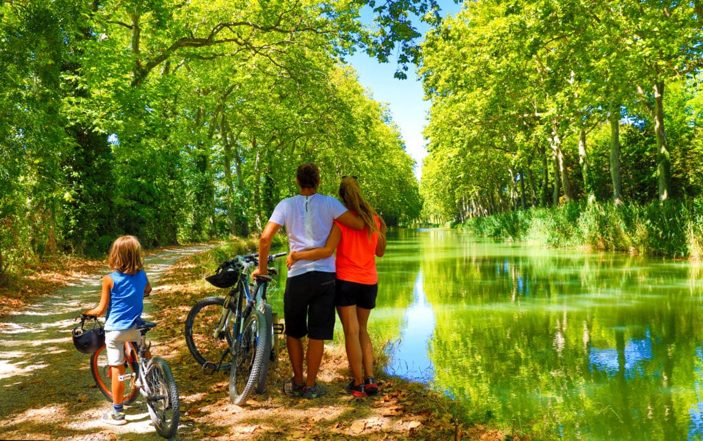 Famille à vélo le long du canal du Midi, une balade facile avec des enfants