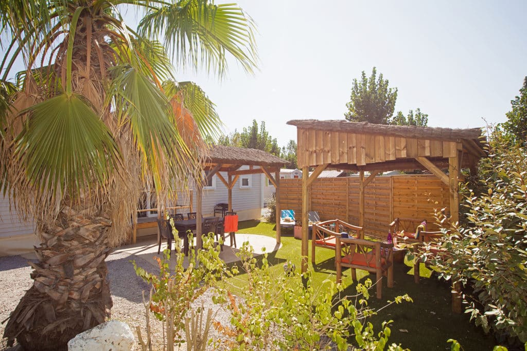 Terrasse couverte d’un mobil-home du camping Cap Soleil, prête pour l’apéritif