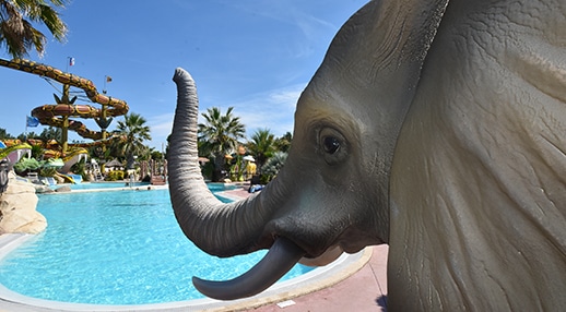 camping avec piscine décorée à Vias