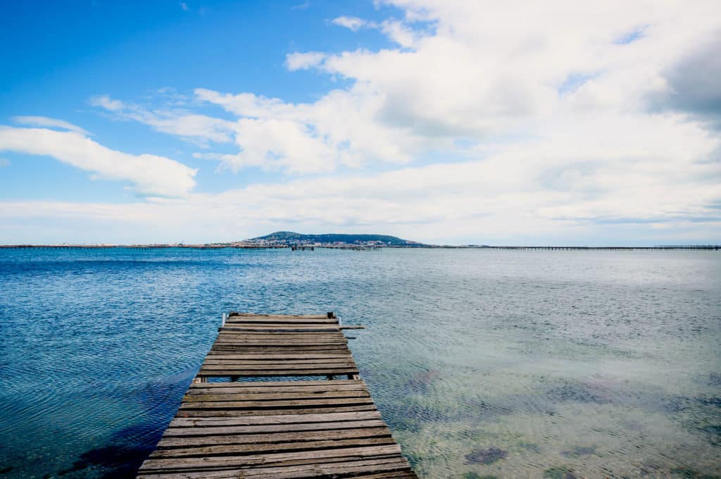 Ponton de bois sur l’étang de Thau, promenade calme accessible en poussette