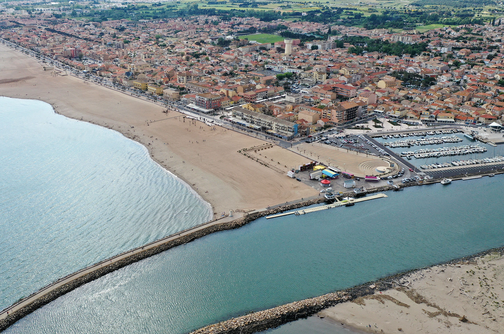 Vue aérienne de la station balnéaire et des plages de Valras-Plage dans l'Hérault