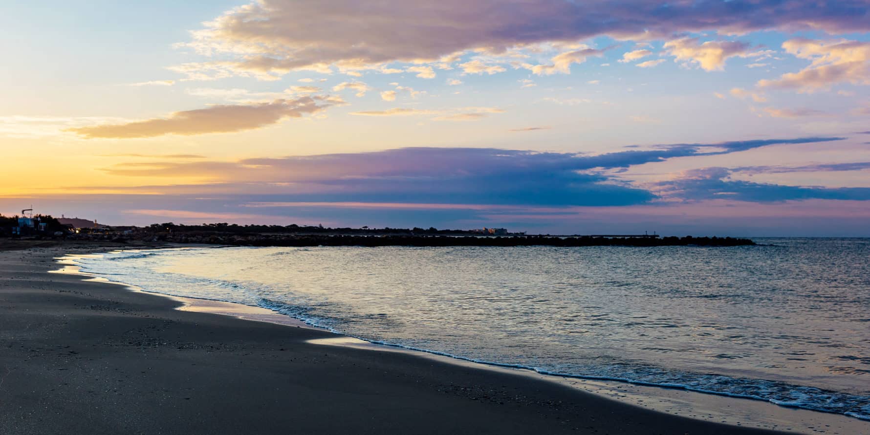 Plage de Vias au coucher du soleil, à proximité du camping Cap Soleil