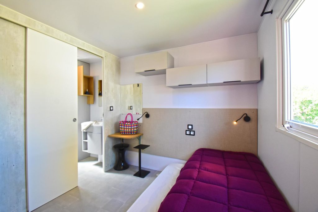 Chambre enfants d’un mobil-home du camping Cap Soleil, prête pour les vacances