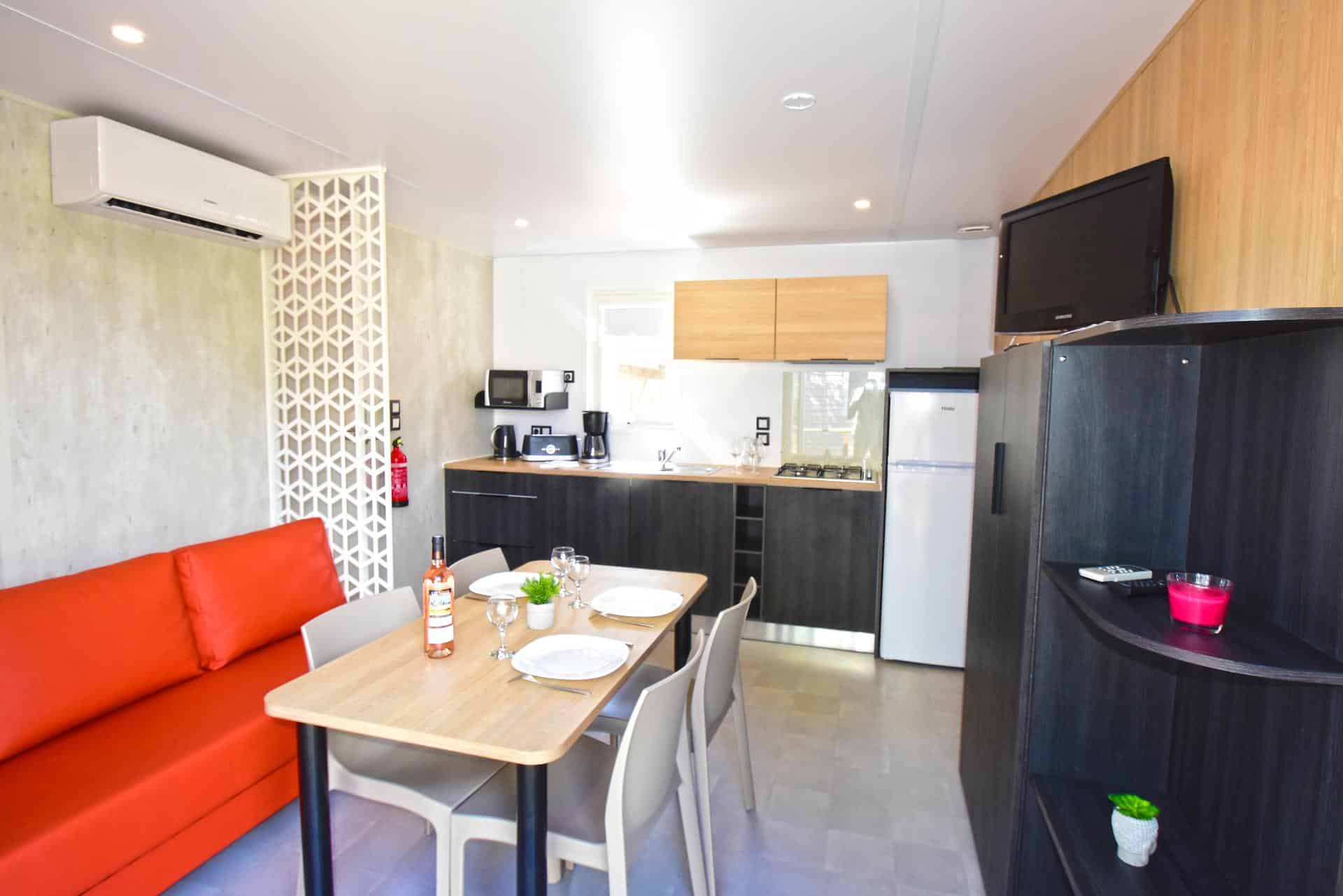 intérieur confort d'un mobil-home au camping Cap Soleil, près du Cap d'Agde, en Hérault
