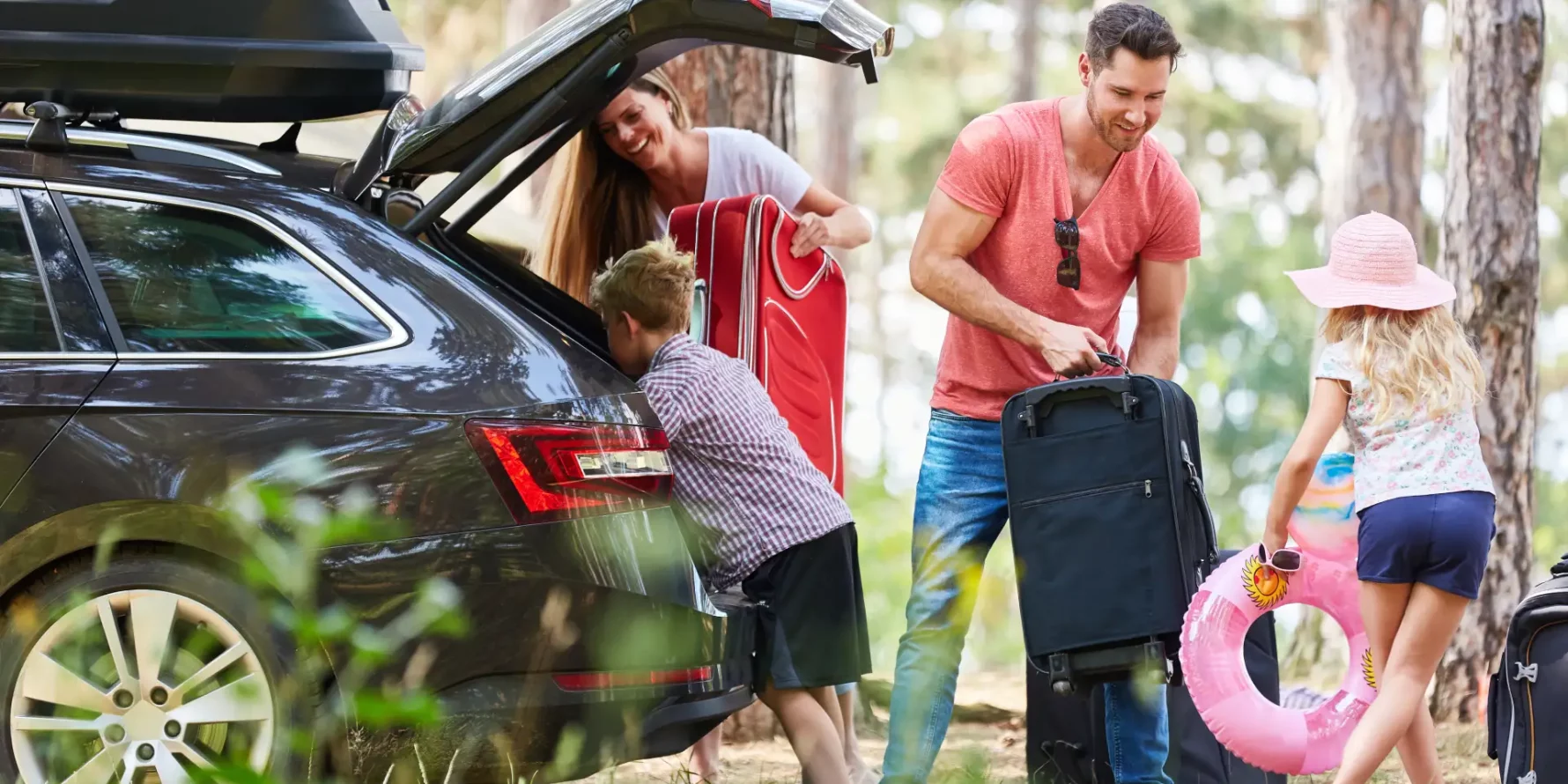 Famille préparant ses valises pour partir en vacances en camping