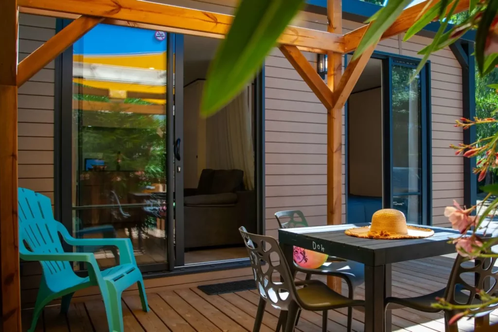 Mobil-home Coco Duo avec terrasse en bois au camping Cap Soleil près du Cap d'Agde